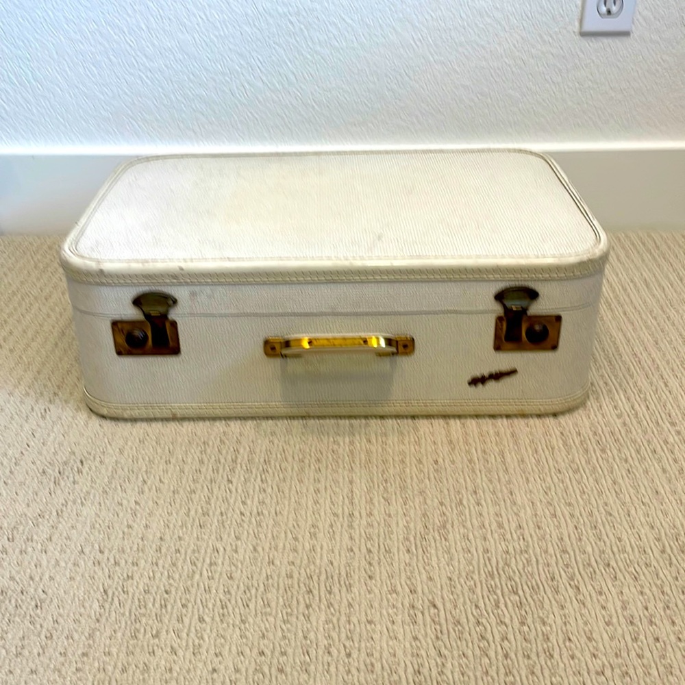 Vintage flylite suitcase in cream color!